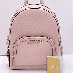 MICHAEL KORS JAYCEE MEDIUM BACKPACK LIGHT POWDER BLUSH
SIGNATURE COLOR